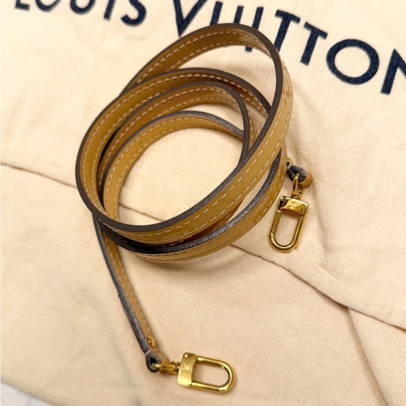 authentic Louis Vuitton Alma BB in Monogram Vernis leather - Picture 5 of 12